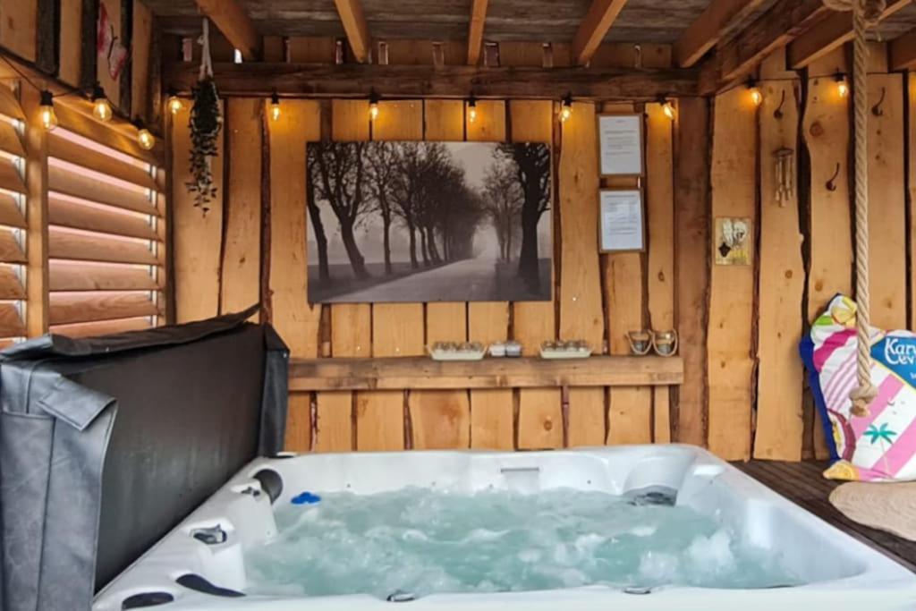 Wellness Chalet Met Jacuzzi, Sauna, Omheinde Tuin, Sint Annaland Exterior photo