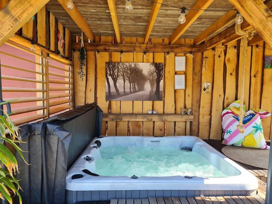 Wellness Chalet Met Jacuzzi, Sauna, Omheinde Tuin, Sint Annaland Exterior photo